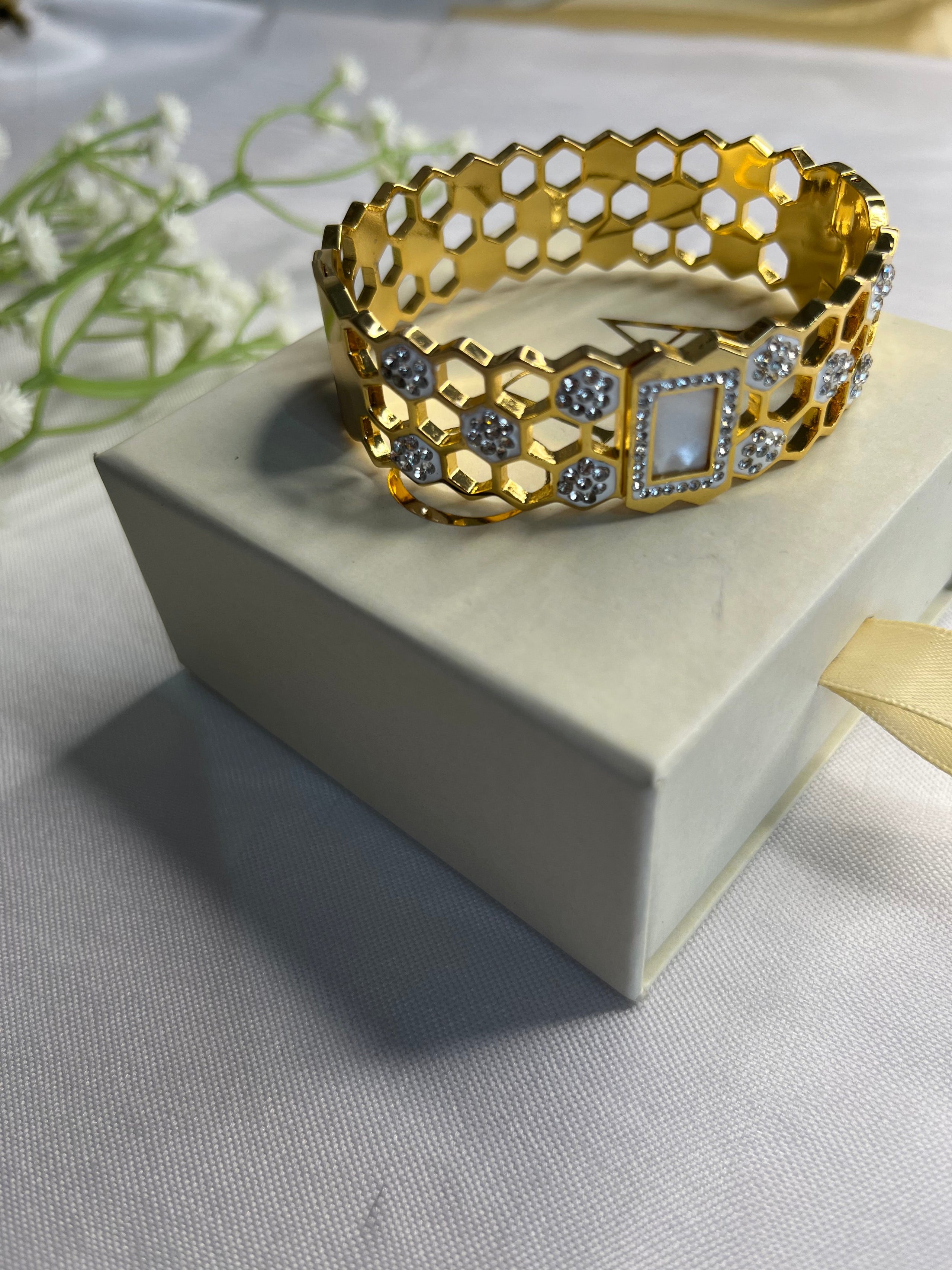 BRACELET