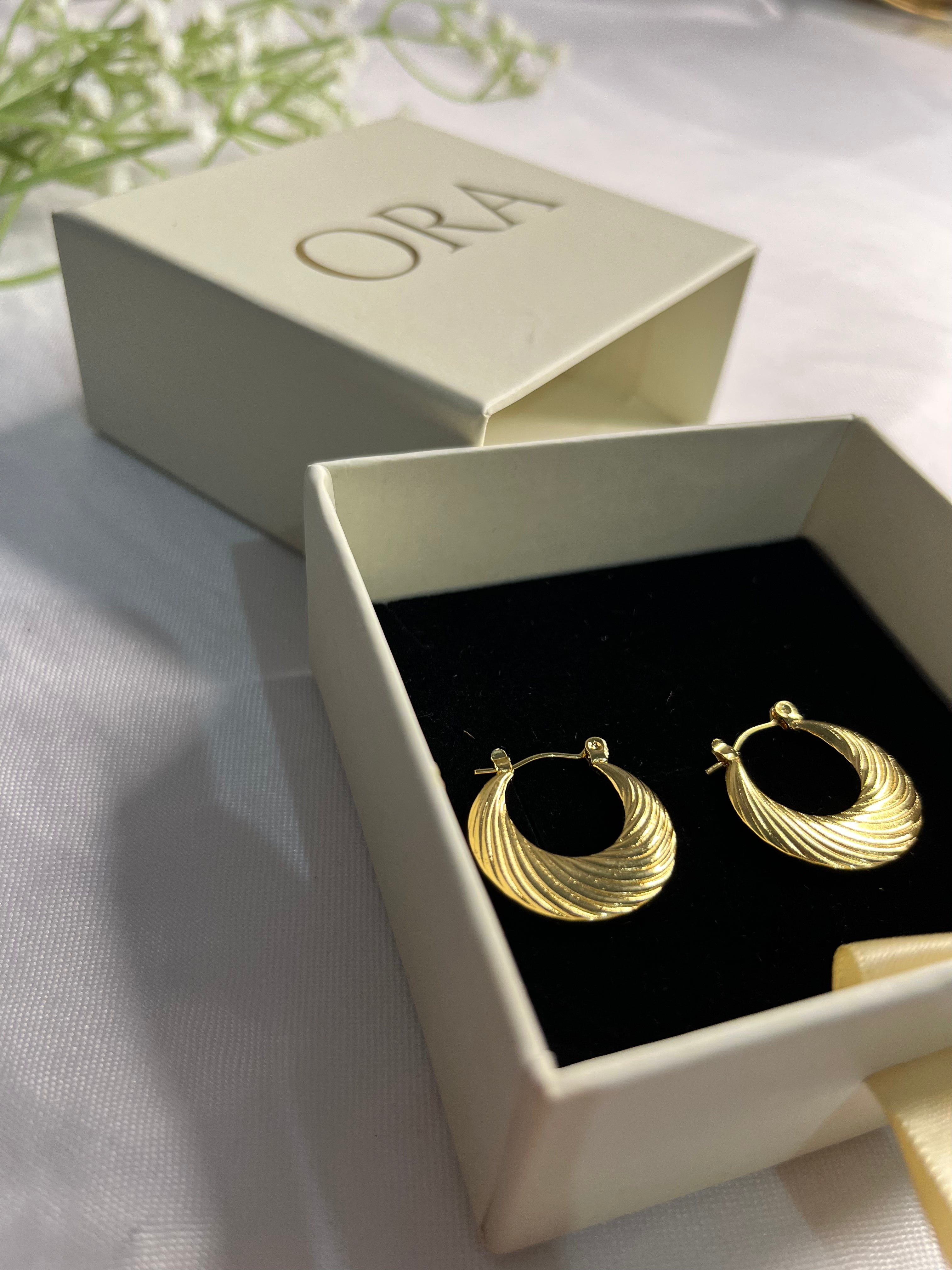 ORA GOLD CERSENT EARINGS - ORA